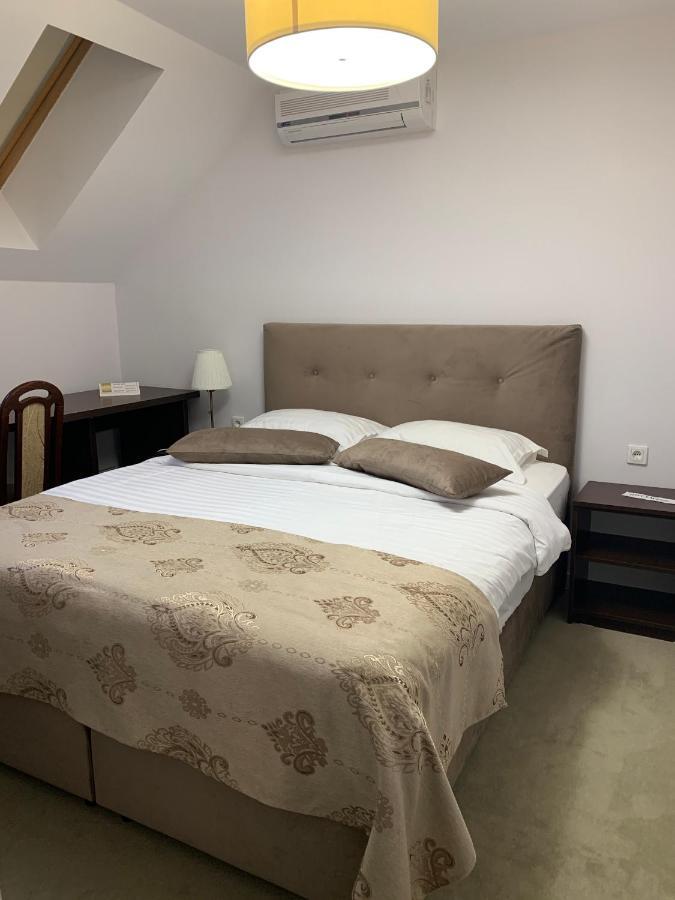 Vila Palace Karánsebes Kültér fotó
